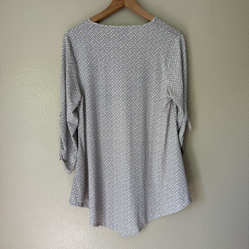 MARBLE Black and White V-Neck Blouse - Picture 4 of 4